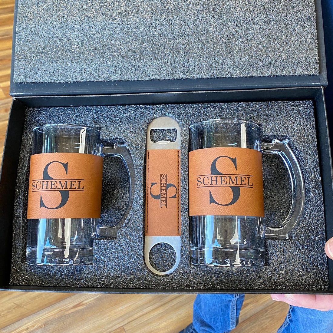 Set of beer glass drinkware with leather wraps in a box, featuring the customization 'Scheibel'.